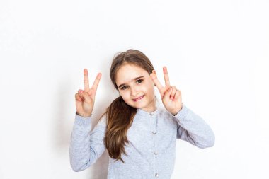 Çocuk, kız, farklı duygular, beyaz geçmiş, tecrit, portre, kahkaha, korku, neşe, dil, eller, neşe