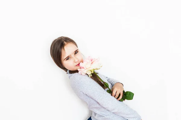 Dívka Dlouhými Vlasy Šedé Blůze Krásnou Měkkou Růžovou Růží Květina — Stock fotografie