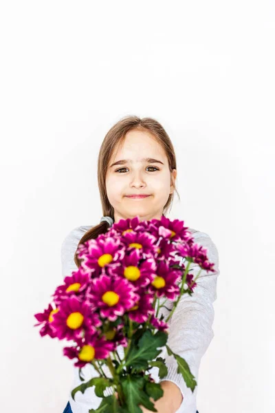 ピンクの赤い花 花と子供 美しさ ファッション ギフト 母の日 誕生日の花束とグレーのブラウスで長い髪の女の子 — ストック写真