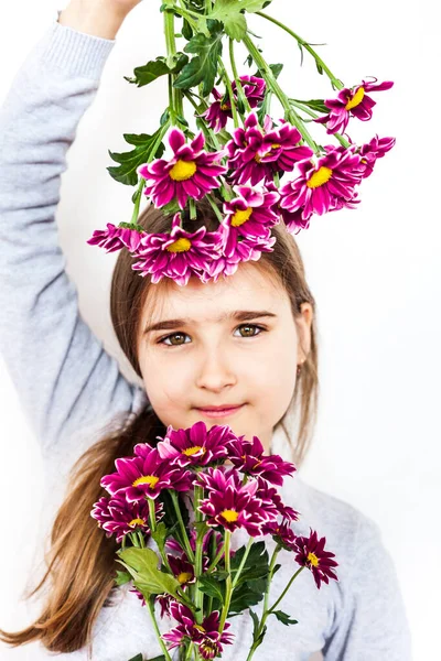 Dziewczyna Długimi Włosami Szarej Bluzce Bukietem Różowych Czerwonych Kwiatów Chryzantemy — Zdjęcie stockowe