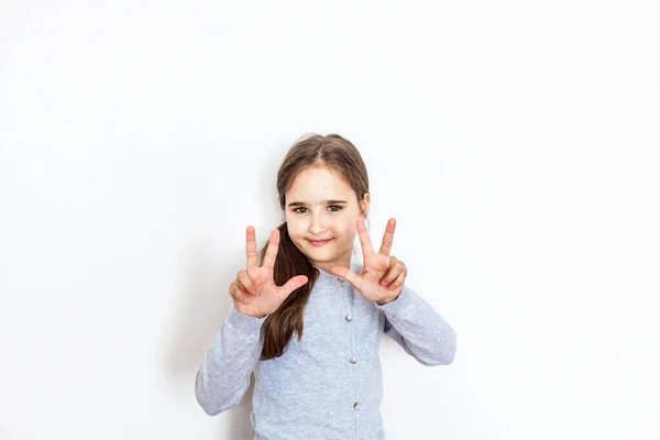 Kind Meisje Verschillende Emoties Witte Achtergrond Isoleren Portret Lachen Angst — Stockfoto