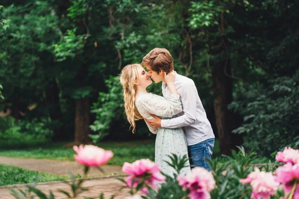 Una Ragazza Uomo Passeggiano Nel Parco Estate Chiacchierando Gioia Amore — Foto Stock