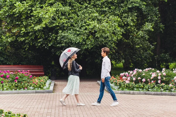 Date Meisjes Mannen Regen Paraplu Romantiek Inscriptie Paraplu Hou Van — Stockfoto