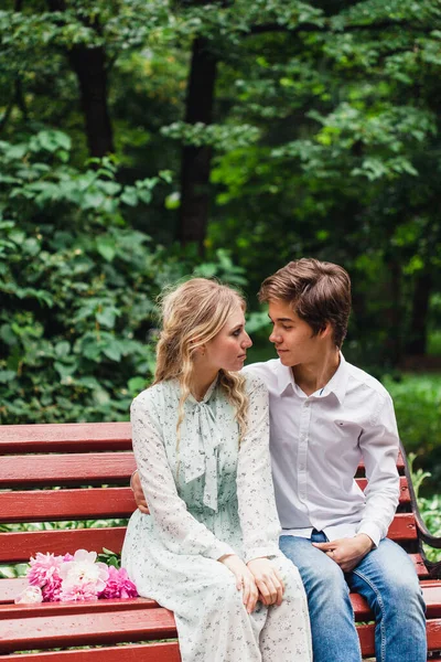 Una Chica Hombre Caminan Parque Verano Charlando Alegría Amor Relaciones — Foto de Stock