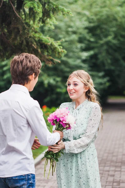 Uomo Alla Sua Amata Fiori Ragazza Peonie Dichiarazione Amore Proposta — Foto Stock