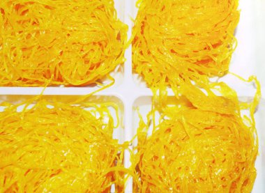 Altın iplik Tayland tatlısının resmi, pekmezde pişirilmiş yumurta boyunduruğu..