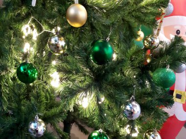 Topları ve Noel Baba 'sı olan Noel ağacı - görüntü