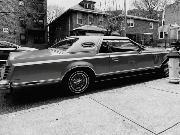 Vintage Car Apartment Building America Monochrome Image — Stock Photo, Image