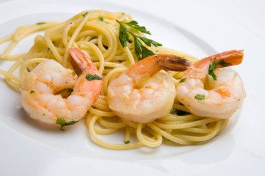 Sarımsaklı spagetti ve karides.