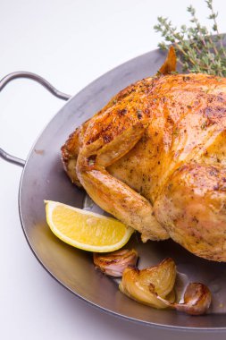 Beyaz limonlu ev yapımı kızarmış tavuk.