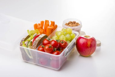 Taze sebze ve meyve dolu beslenme çantası..