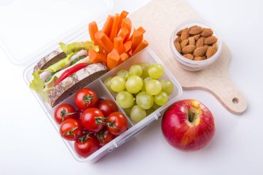 Taze sebze ve meyve dolu beslenme çantası..