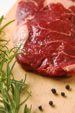 Tahtada çiğ et dilimi.