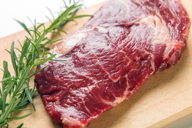 Tahtada çiğ et dilimi.