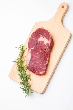 Tahtada çiğ et dilimi.