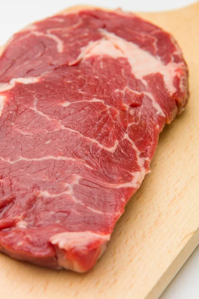 Rebanada Carne Res Sazonada Cruda Una Tabla Madera Imagen De Stock