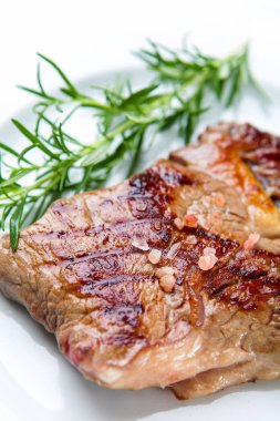 Bitkilerle ızgara taze biftek.