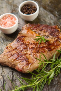 Bitkilerle ızgara taze biftek.