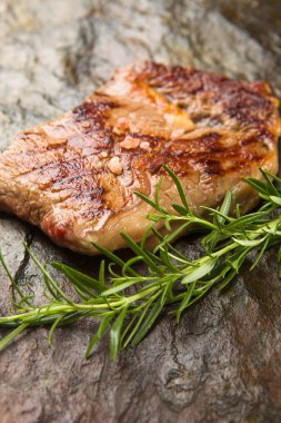 Bitkilerle ızgara taze biftek.