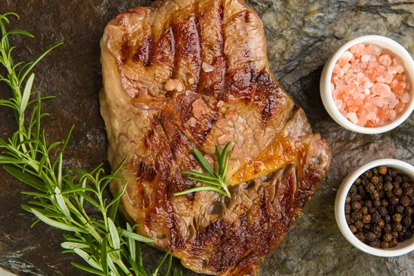 Grillezett Friss Steak Fűszernövényekkel Stock Fotó