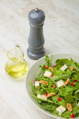 Domatesli taze salata, mavi peynir ve fındık.