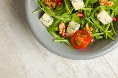 Domatesli taze salata, mavi peynir ve fındık.