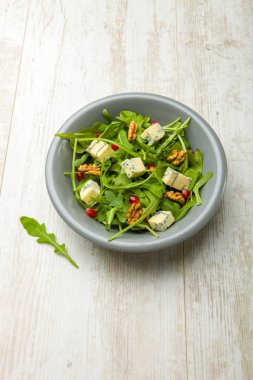 Domatesli taze salata, mavi peynir ve fındık.