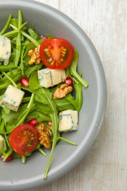 Domatesli taze salata, mavi peynir ve fındık.