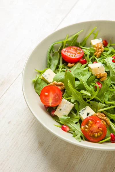 Insalata Fresca Con Pomodori Formaggio Blu Noci — Foto Stock