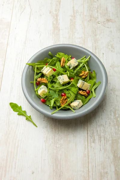 Domatesli taze salata, mavi peynir ve fındık.