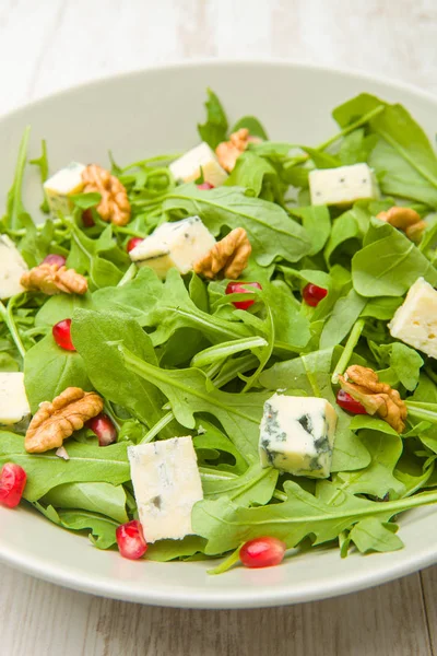 Domatesli taze salata, mavi peynir ve fındık.