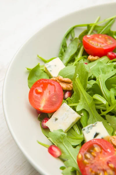 Ensalada Fresca Con Tomates Queso Azul Nueces Imágenes de stock libres de derechos