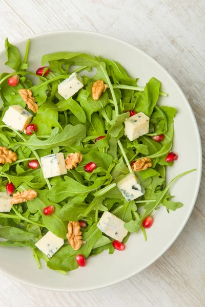 Ensalada Fresca Con Tomates Queso Azul Nueces Fotos de stock