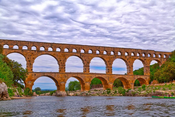 Dünyaca ünlü Pont du Gard, Roma zamanından kalma bir su kemeri, Fransa 'nın güneyindeki tarihi bina.