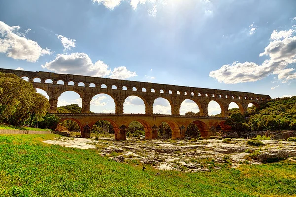 Dünyaca ünlü Pont du Gard, Roma zamanından kalma bir su kemeri, Fransa 'nın güneyindeki tarihi bina.