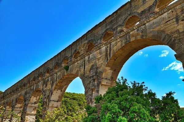 Dünyaca ünlü Pont du Gard, Roma zamanından kalma bir su kemeri, Fransa 'nın güneyindeki tarihi bina.