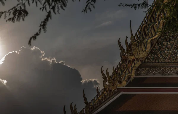 Het dak van de Thaise tempel, samen met de gevel op de top van — Stockfoto