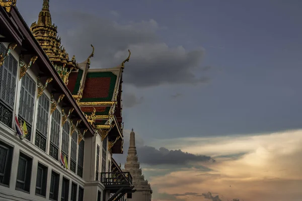 Die Schönheit des Tempels des smaragdgrünen Buddha (wat phra kaew) a — Stockfoto