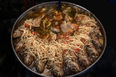 Ekşi turşulu gümüş balık hardal ve Çin yemeği ile zencefil.