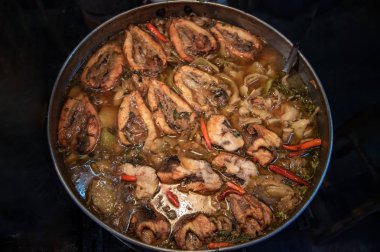 Turşulu hardal çorbası ile yılan başlı balık göbeği. Çin tarzı 