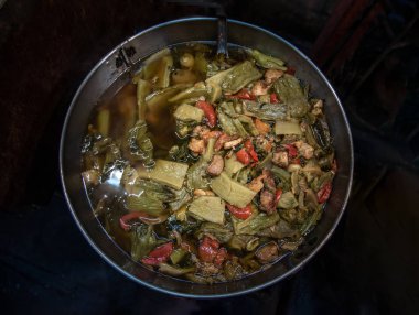 Acı kabak ve turşulu hardal, yanında da domuz pirzolası çorbası. Çinliler.