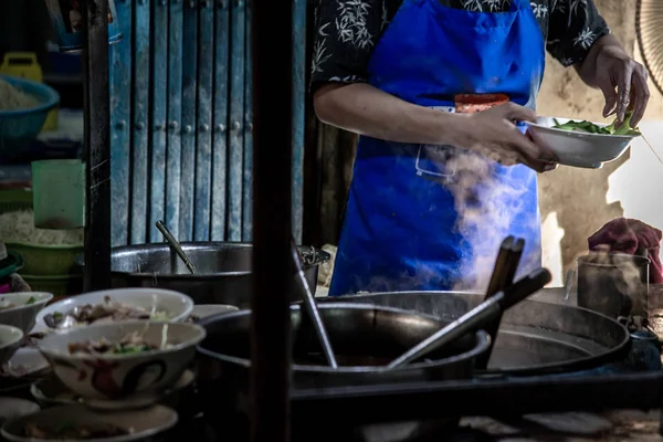 Cuoco che cucina uova Tagliatelle con carne di maiale arrosto nel ristorante locale , — Foto Stock