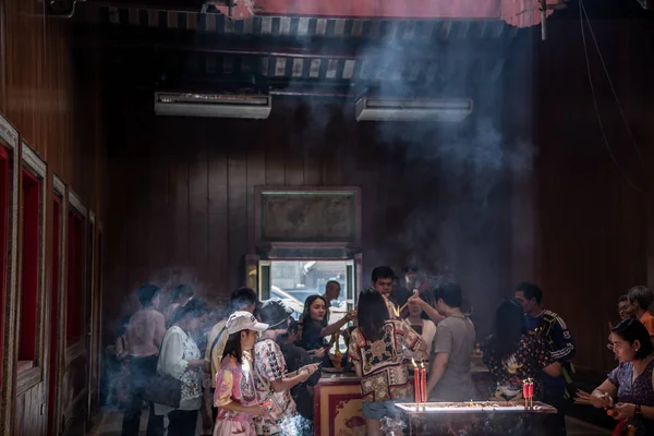 Attraktiv asiatisk resenär erfarenhet Thailand religion kultur p — Stockfoto