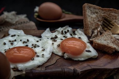 Sağlıklı kahvaltı için iki sahanda yumurta ve kızarmış ekmek.