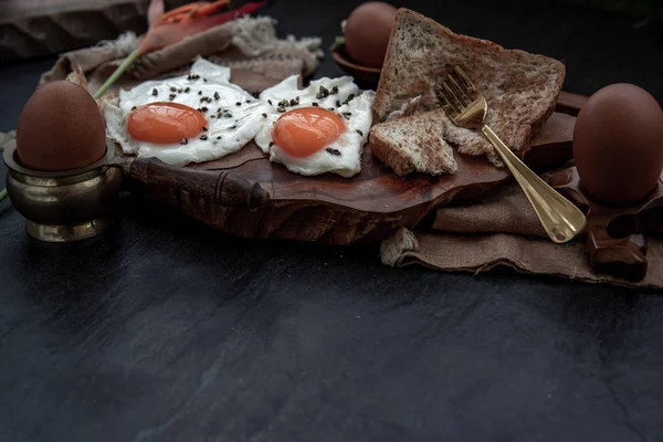 Dos huevos fritos con tostadas para un desayuno saludable en el hermoso woo — Foto de Stock