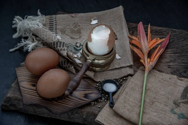 用盐和胡椒在漂亮的木制背景上煮熟的鸡蛋, — 图库照片
