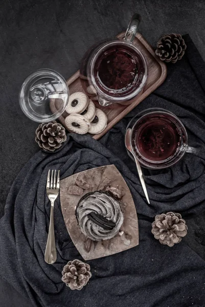 Кекс Орио с чашкой фруктового чая на глубокой голубой ткани . — стоковое фото