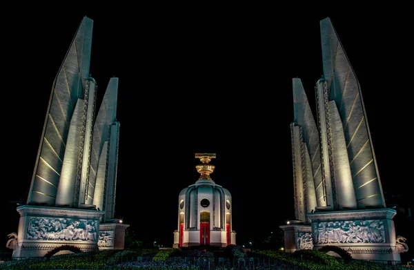 Noite O Monumento da Democracia no centro de Bancoc . — Fotografia de Stock