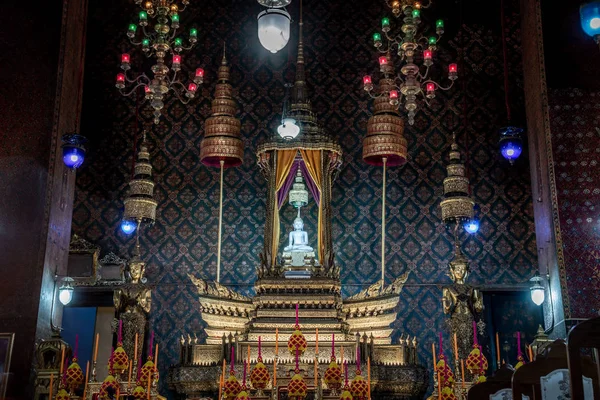 Dentro de la iglesia del templo de Wat Theptidaram, un bronce hermoso — Foto de Stock
