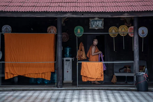 Munkar har precis avslutat från munken be aktivitet och retu — Stockfoto